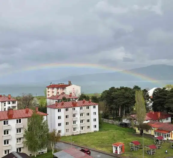Van Gölü kıyısında yağmur sonrası gökyüzü renk değiştirdi