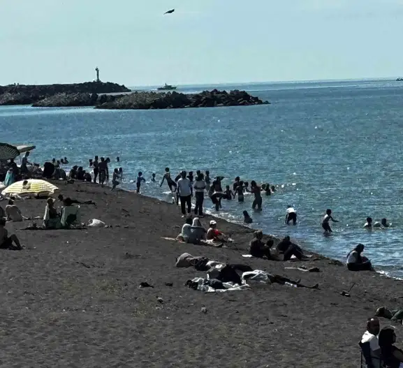 Akçakoca sahillerinde bayram bereketi yaşanıyor