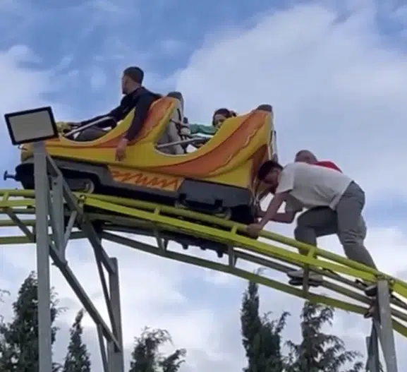 İzmir'de lunapark faciası Vatandaşlar metrelerce yüksekte asılı kaldı