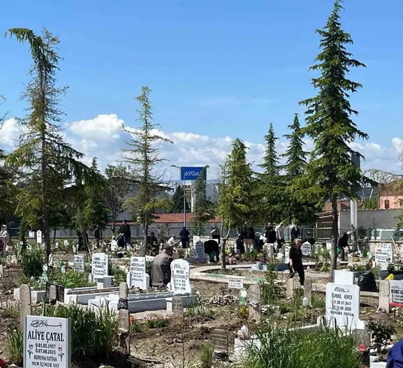 Çorum’da arefe günü mezarlık ziyaretleri yoğunluk oluşturdu