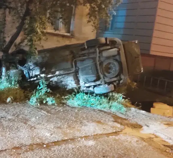 Giresun'da kontrolden çıkan araç apartman dairesine daldı