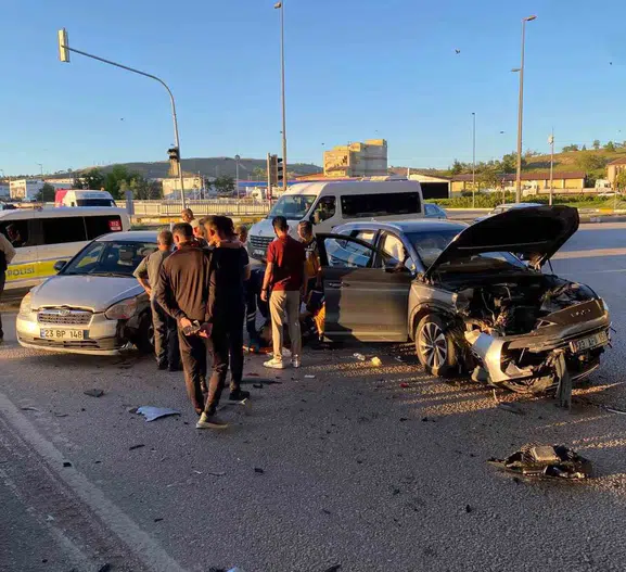 Elazığ’da kavşak kazası 4 kişi hastaneye kaldırıldı