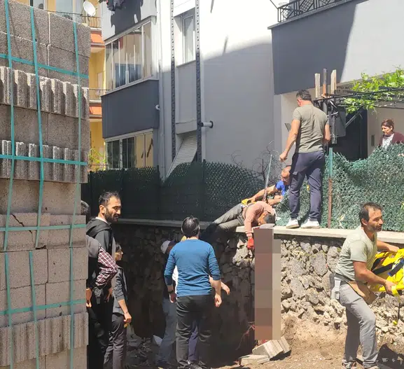 Aksaray'da inşaat işçisi çatıdan düşerek ağır yaralandı