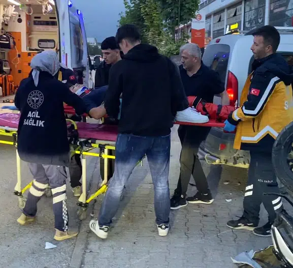 İnegöl yolunda motosiklet kazası 2 genç hastanelik oldu