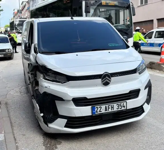 Edirne’de zincirleme kaza Panelvan park halindeki araçları birbirine kattı