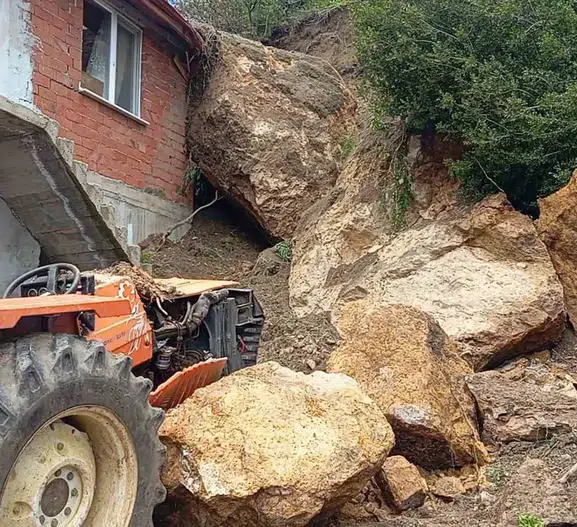 Amasya’da heyelan evi yıktı Aile pencereden kaçtı