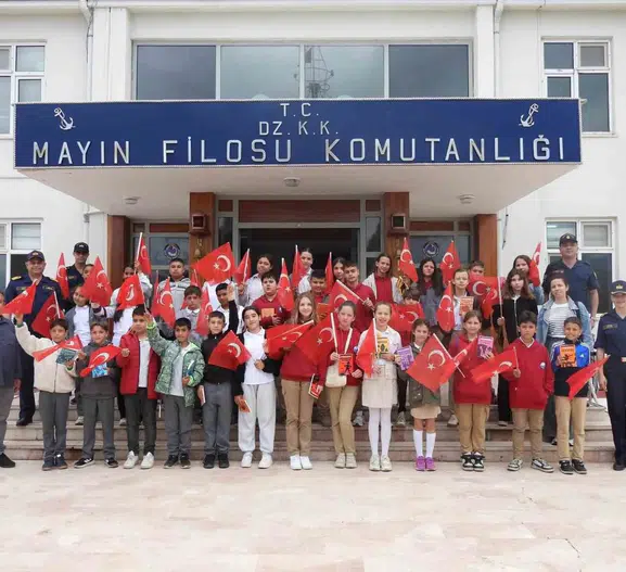 Erdekli öğrenciler donanmanın kalbine girdi