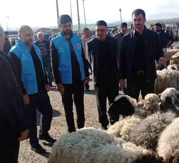 Çaldıran pazarında kurban alışverişine manevi rehberlik
