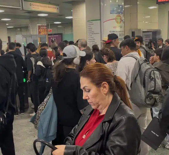 Metroda akşam trafiği arıza ile kilitlendi