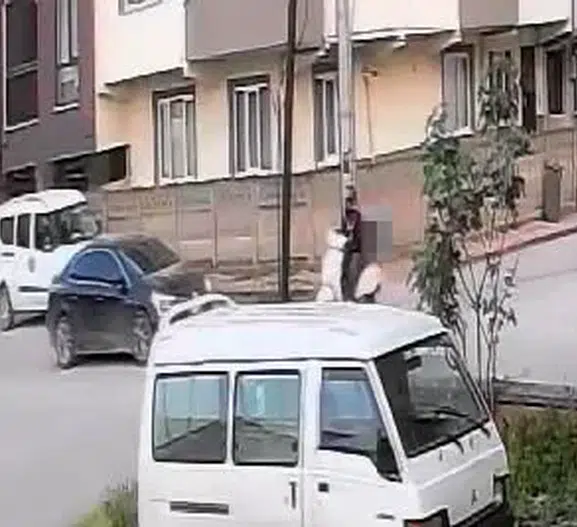 İnegöl'de kavşak kazası güvenlik kamerasına yansıdı