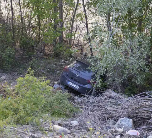Gümüşhane yolunda 70 metre sürüklenen otomobilden sağ çıktılar