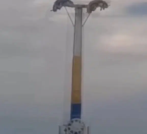 İzmir Buca'da lunapark korkusu Havada asılı kaldılar