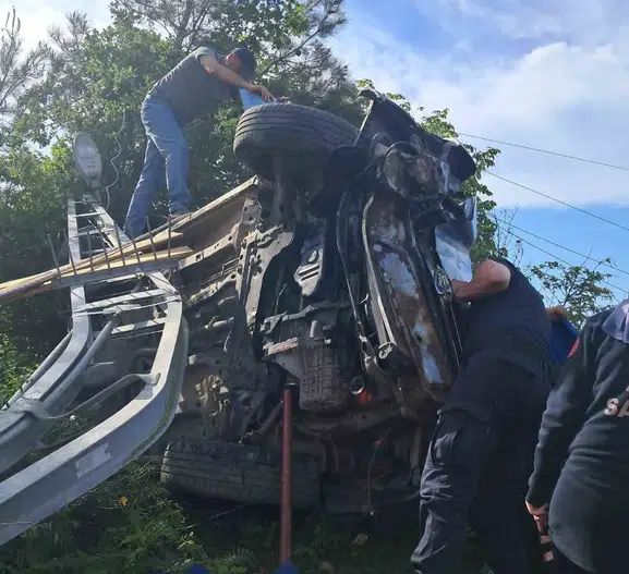Kastamonu Yamaç köyünde direğe çarpan araçta iki kişi sıkıştı