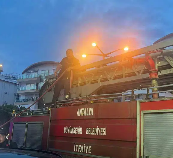 Alanya'da bir otelin mutfağında akşam saatlerinde yangın paniği yaşandı