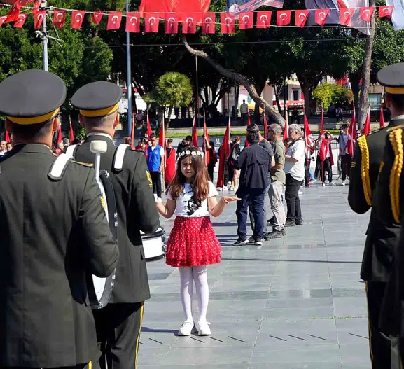 Antalya gençlik bayramını meydanlarda coşkuyla karşıladı