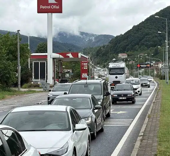 Tatilcilerin dönüş trafiği Düzce güzergahında yoğunlaştı