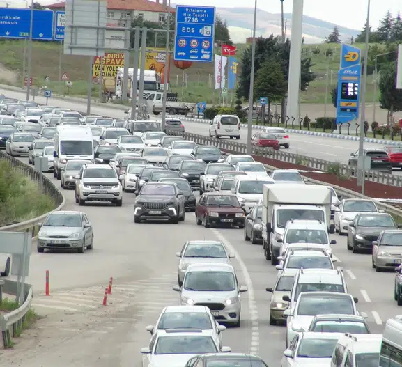 Kırıkkale yolunda bayram dönüşü kuyrukları uzamaya başladı
