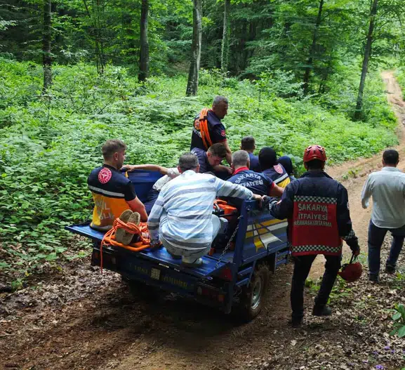 Sakarya'da dere yatağına düşen sürücüyü patpat kurtardı