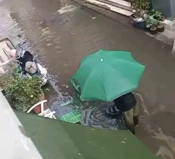 İzmit sokaklarında aniden bastıran yağmur hayatı durma noktasına getirdi