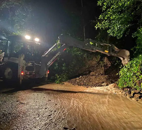 Trabzon Araklı'da sel suları yolları kapattı