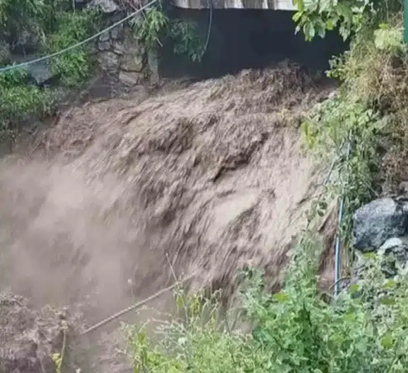 Osmaniye’de sel suları yolları kesti