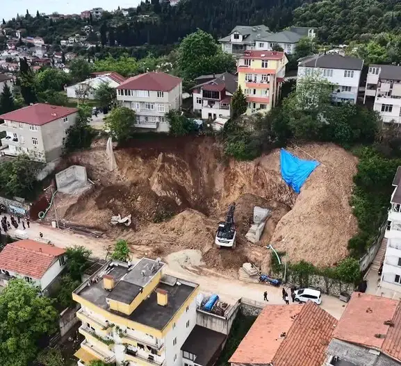İzmit'te temel kazısı mahalleliyi evinden etti