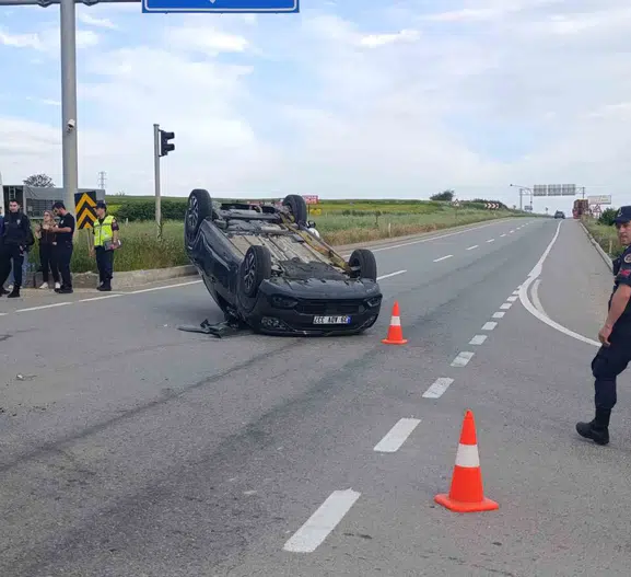 Tekirdağ'da kavşak kazası otomobili ters çevirdi