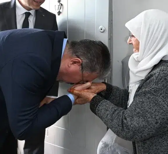 Vali Yılmaz bayramda kapı kapı dolaşıp yaşlıları yalnız bırakmadı