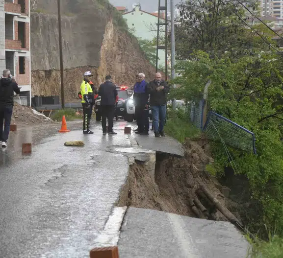 Gümüşhane'de ana cadde çöktü Trafik akışı durduruldu