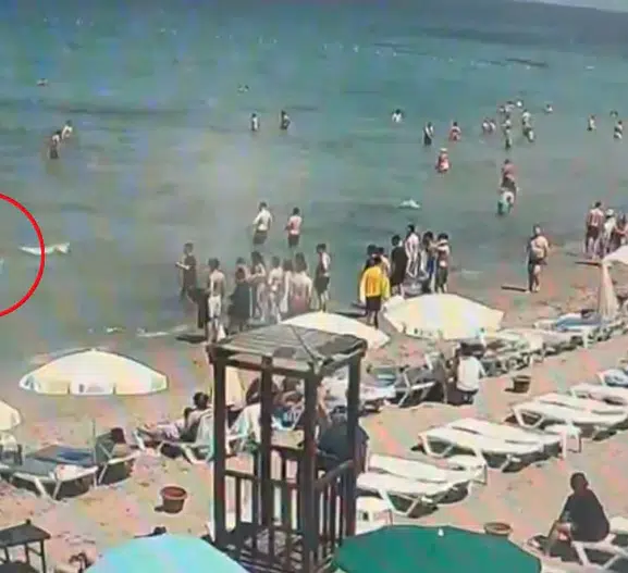 Kuşadası'nda boğulma tehlikesi geçiren turisti vatandaşlar son anda kurtardı