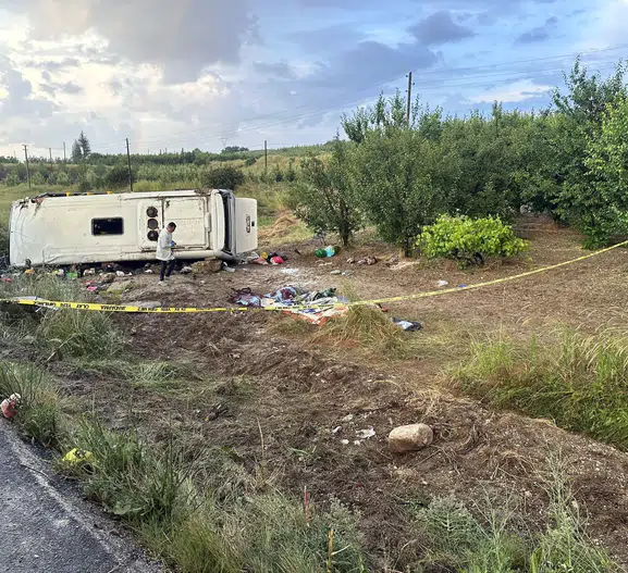 Isparta yolunda tur midibüsü devrildi