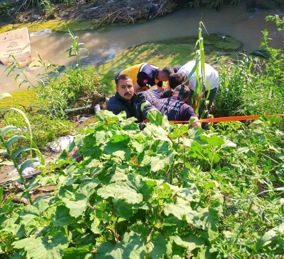 Antakya’da motosiklet dereye uçtu