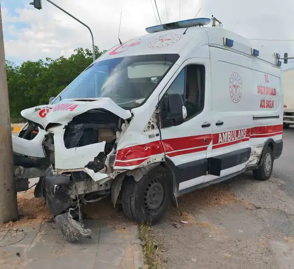 Bitlis’te kavşak kazası Ambulans ve otomobil çarpıştı