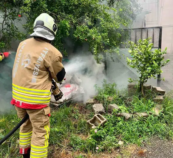Payas’ta park halindeki motosiklet alevlere teslim oldu