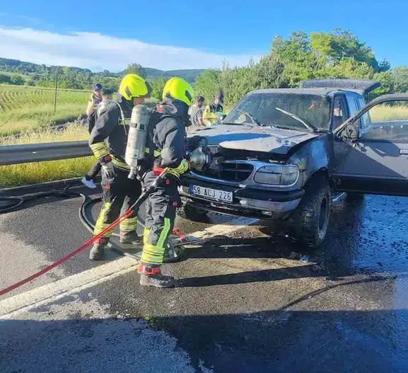 TEM Otoyolunda seyir halindeki cip bir anda yanmaya başladı