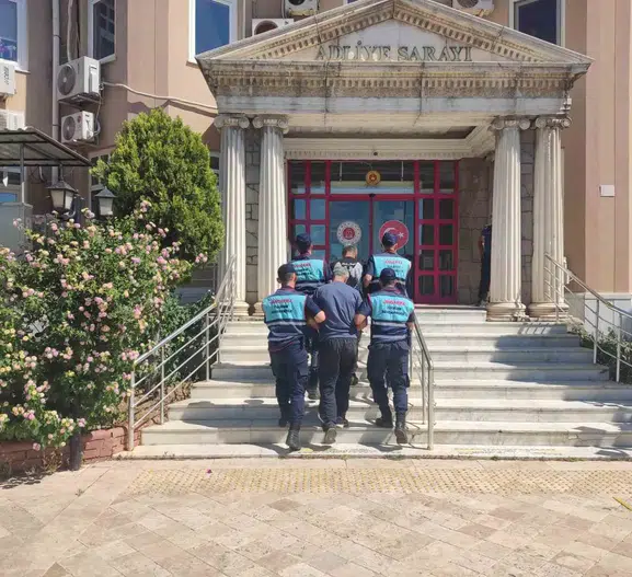 Didim sahilinde göçmen kaçakçılarına jandarma baskını