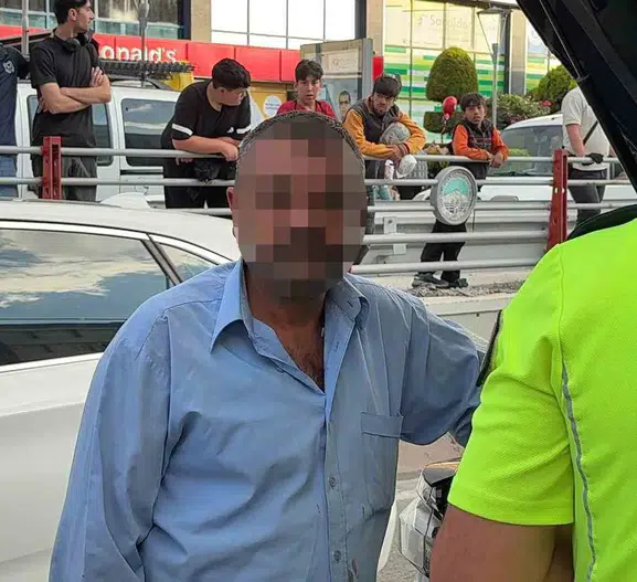 Alkollü sürücünün çarptığı refüjden kopan taşlar tramvaydaki yolcuları yaraladı