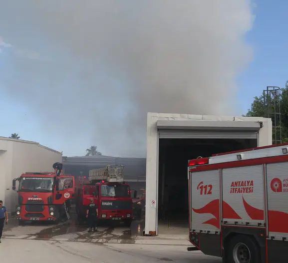 Antalya’da bir servis dükkanını alevler teslim aldı