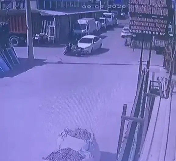 İzmit'te motosiklet kazası güvenlik kamerasına yansıdı