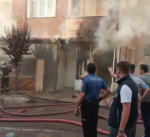 Karamürsel’de dükkanı saran alevleri iş makinesi durdurdu