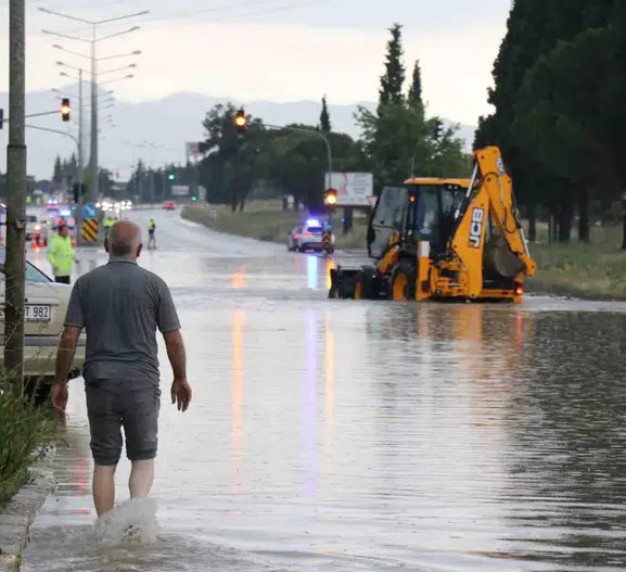 Denizli’de sağanak trafiği kilitledi