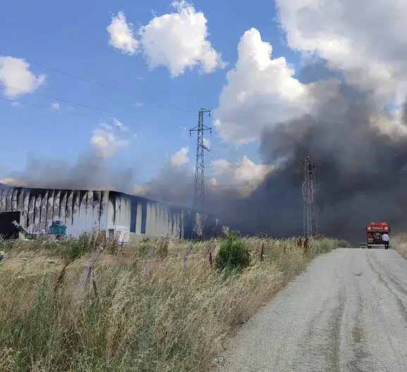 Keşan'daki atık tesisinde plastikler alevlere teslim oldu