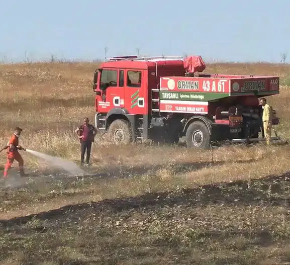 Kütahya’da hasat vakti çıkan yangın tarlayı küle çevirdi