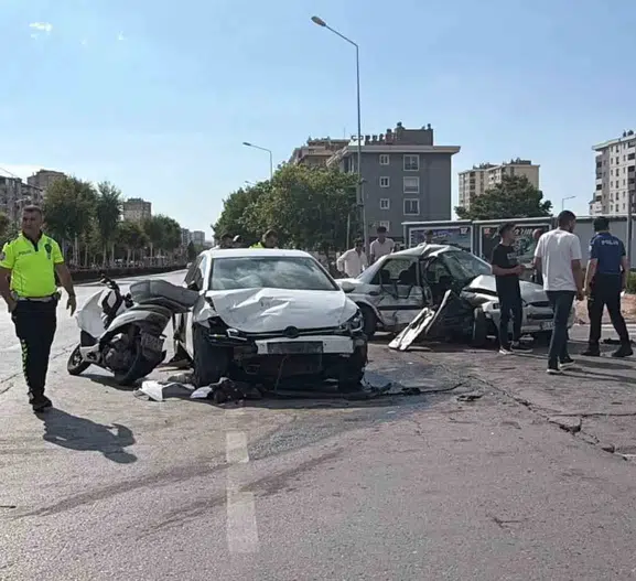 Kayseri'de üç araç birbirine girdi 5 kişi yaralandı