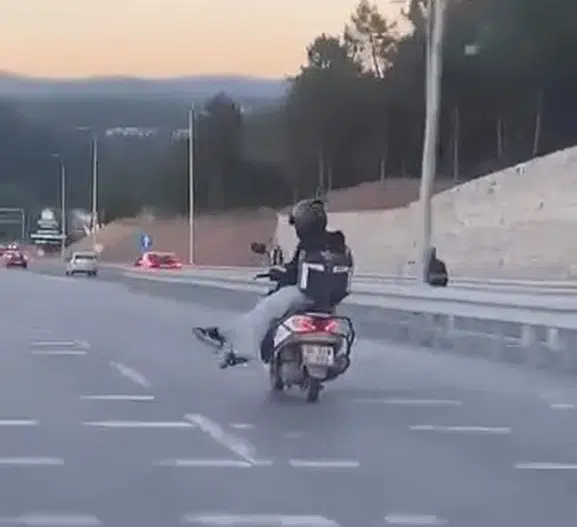 Ümraniye trafiğinde akılalmaz motosiklet şovu