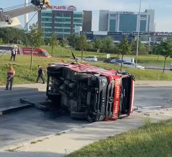 Bağcılar’da kaza yapan itfaiye aracı trafiği kilitledi