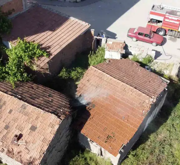 Çorum Alaca’da boş binada çıkan yangın paniğe yol açtı