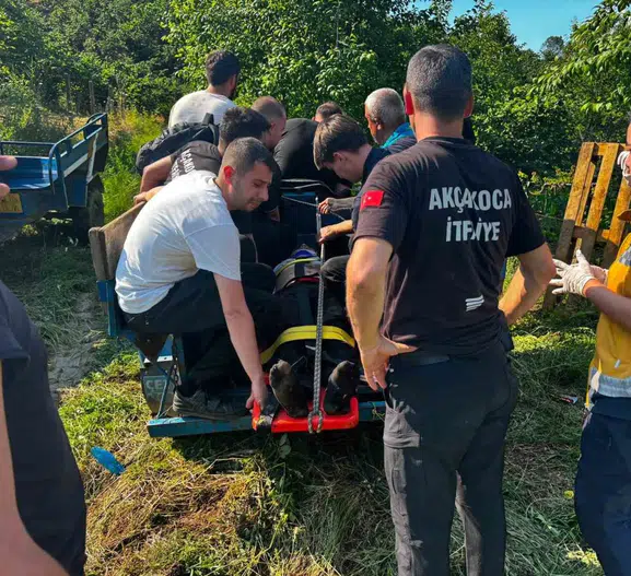 Akçakoca’da traktör kazası sürücüyü bahçede sıkıştırdı