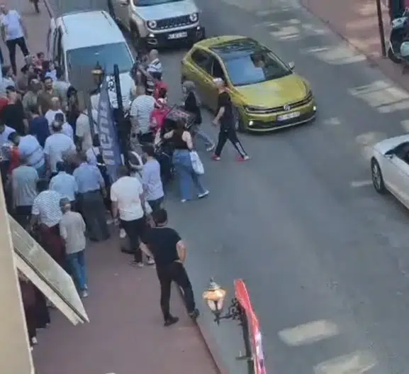 Zonguldak'ta dedesinin elini bırakan çocuk motosikletin altında kaldı