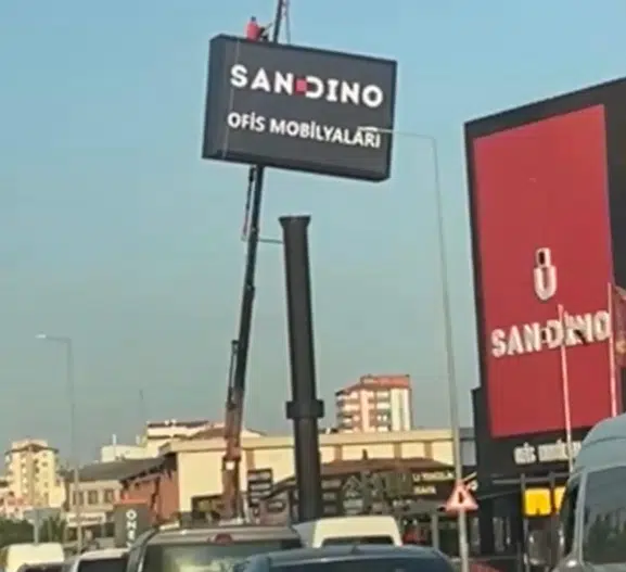 Kayseri'de reklam tabelasına çıkan işçilerin tehlikeli mesaisi kameraya yansıdı